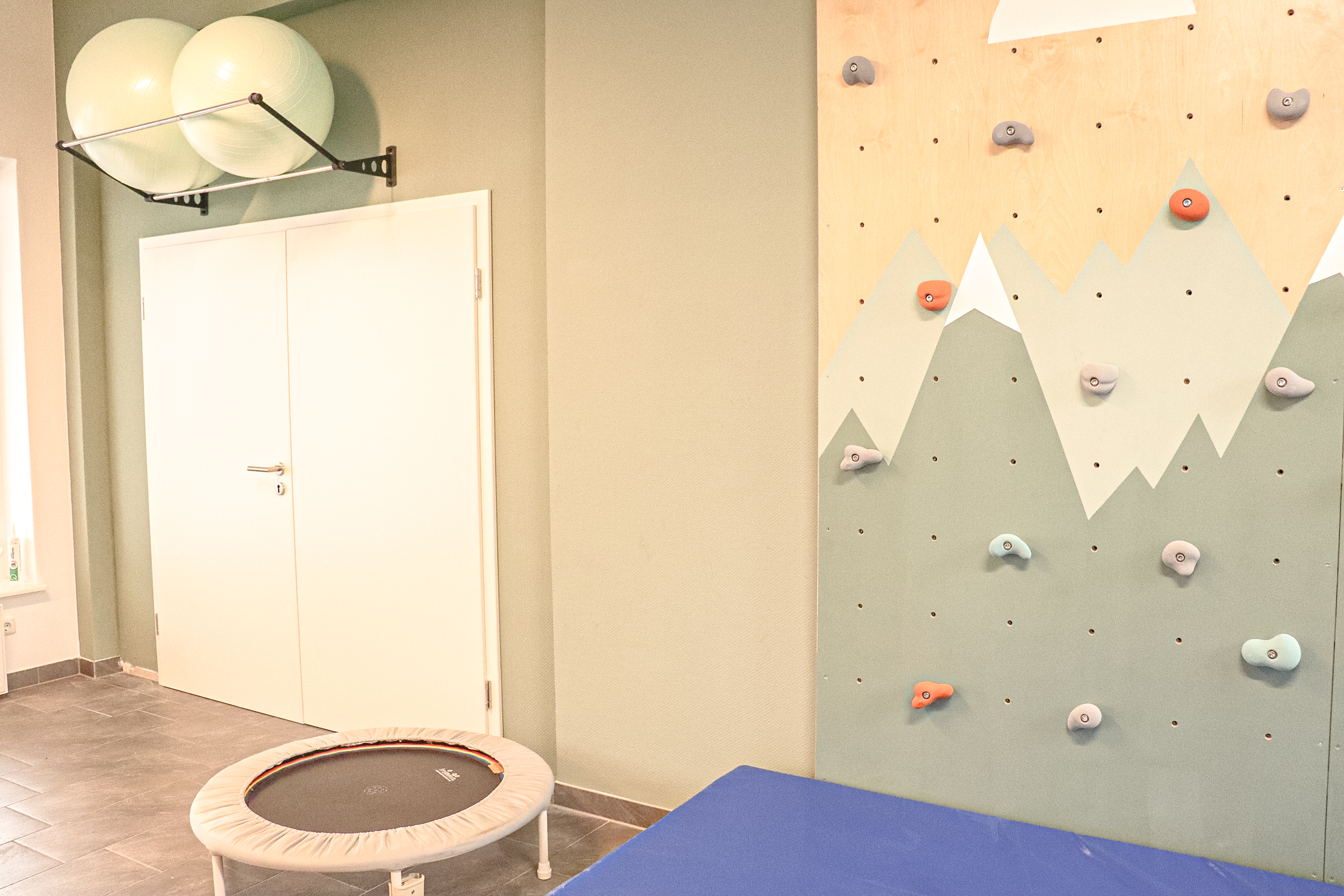 Kletterwand der Ergopraxis Ergotherapie Ergomotion Heide Kletterwand der Ergopraxis Ergotherapie Ergomotion Heide
